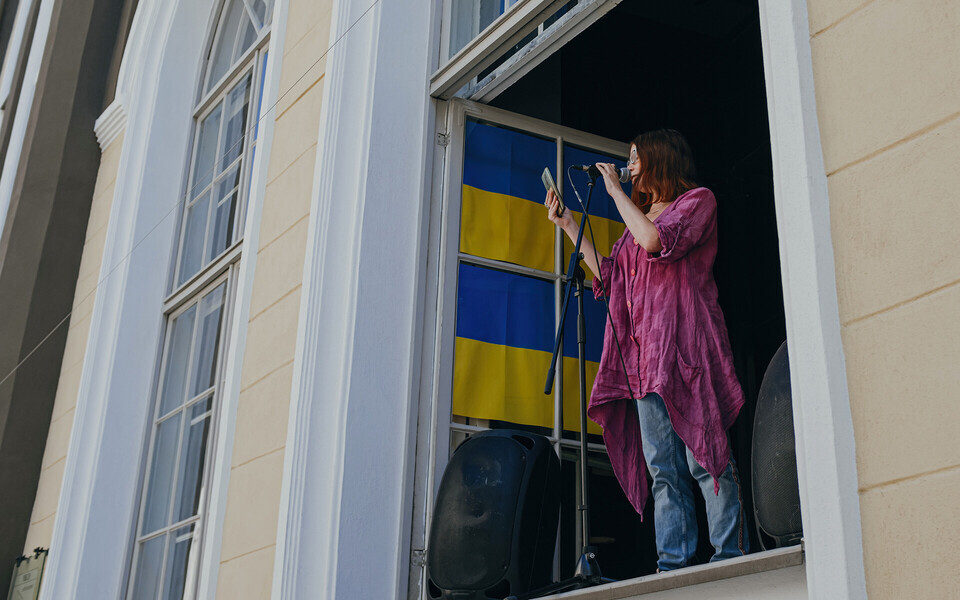 Антивоенная акция напротив посольства Российской Федерации в Таллинне.