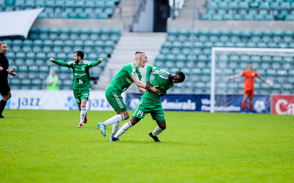 Levadia mängijad Ernest Agyiri väravat tähistamas