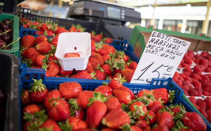 Fresh produce prices at markets in Tallinn on Monday. June 13, 2022.