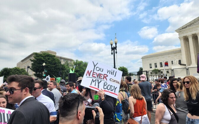 Протестующие перед зданием Верховного суда США.