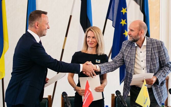 Lauri Läänemets, Kaja Kallas and Helir-Valdor Seeder at the signing of the coalition agreement in 2022.