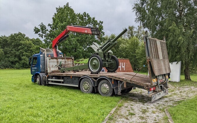 The howitzer monument outside Auvere Power Plant.