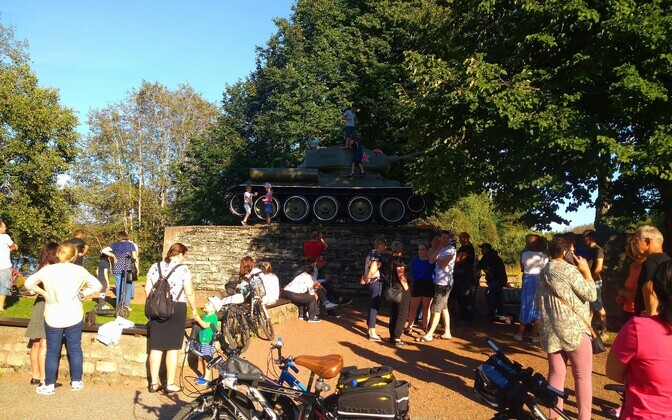 Скопление людей возле памятника-танка в Нарве.