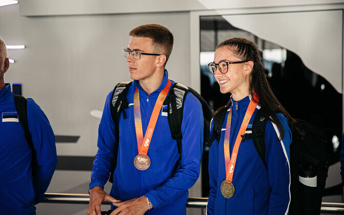 Торжественная встреча Кармен Бруус и Виктора Морозова в Таллиннском аэропорту.