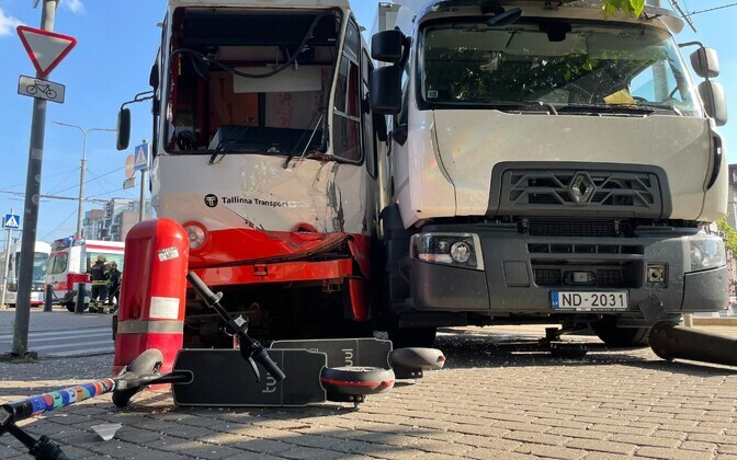 Truck, tram collision on Tartu mnt. in Tallinn.