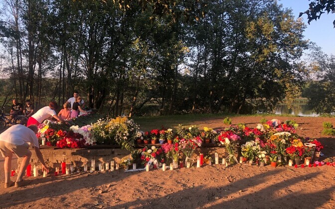 Нарвитяне собрались у места, где раньше стоял танк.