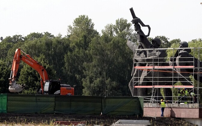 Demolition of the Soviet monument in Riga's Victory Park (Uzvaras parks) underway. August 23, 2022.