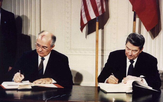 Mihhail Gorbatšov ja USA president Ronald Reagan sõlmimas keskmaa tuumarelvade lepingut (Intermediate-Range Nuclear Forces - INF) Valges Majas 1987. aastal