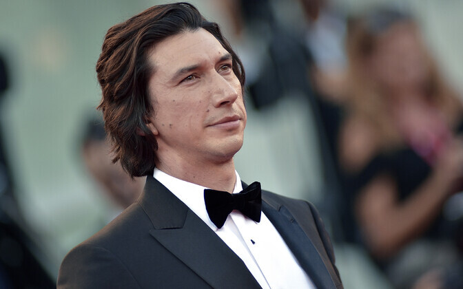 Adam Driver 79. Veneetsia filmifestivali punasel vaibal.