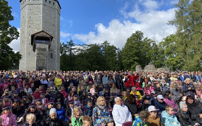 Koolirahu väljakuulutamine Paides.