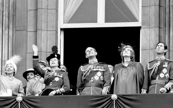 Kuninganna Elizabeth II 1982. aastal koos printsess Diana ja prints Charlesiga.
