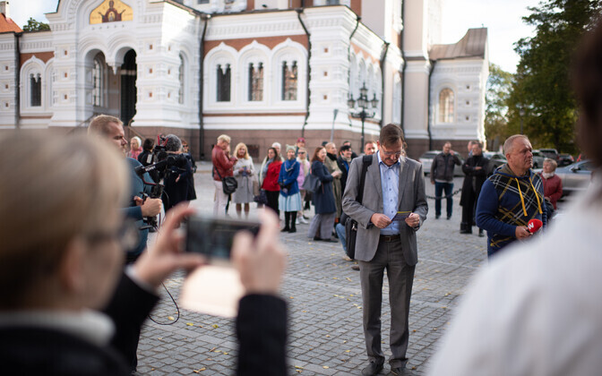 Союз работников сферы образования организовал перед зданием Рийгикогу на Тоомпеа акцию, чтобы привлечь внимание к проблеме низких зарплат учителей и их нехватке.