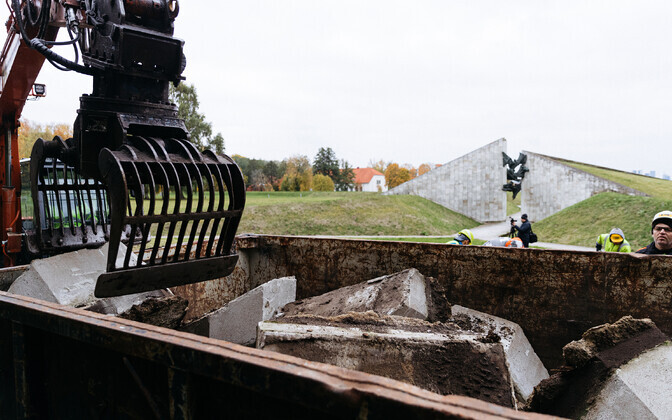 Демонтаж плит на Маарьямяэ с символикой Красной армии.