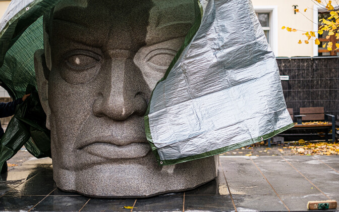 Установка памятника Пятсу у театра 