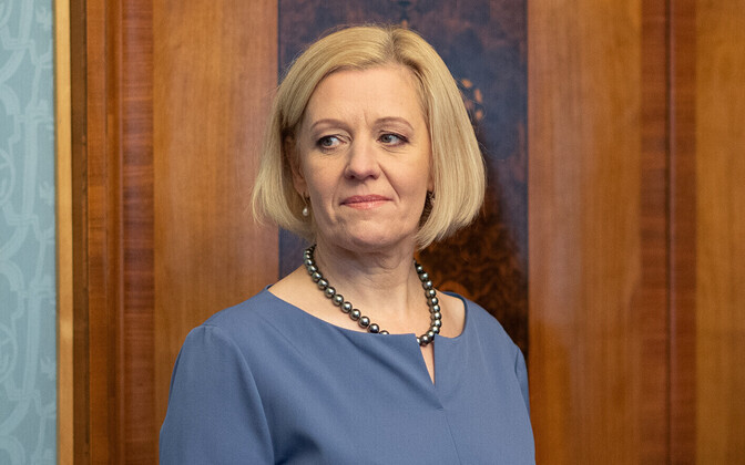 Аннели Аккерманн (слева) на глазах Каи Каллас благодарит президента за доверие.