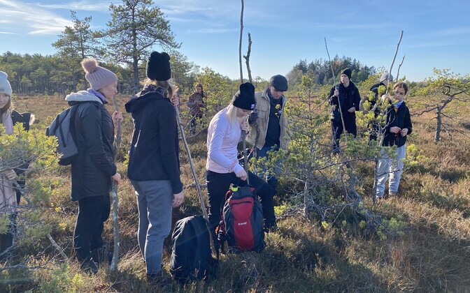 Noored otsisid Laeksaare rabas metsavendade jälgi.