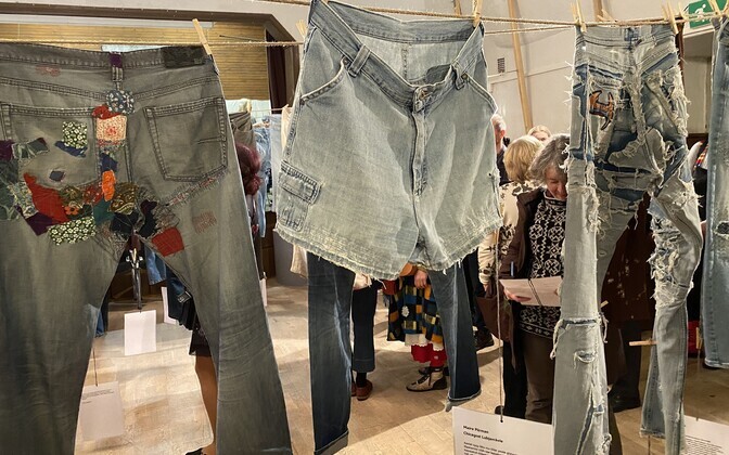 Kümned käsitööhuvilised üle Eesti kogunesid laupäeval Viljandimaale Heimtalisse, et avada pükste paikamise konkursile saadetud tööde näitus.