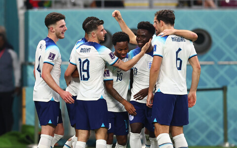 Inglismaa jalgpallikoondislased Iraanile löödud väravat tähistamas