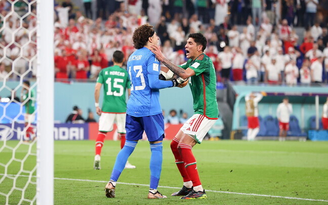Mehhiko väravavaht Guillermo Ochoa ja poolkaitsja Edson Alvaraz