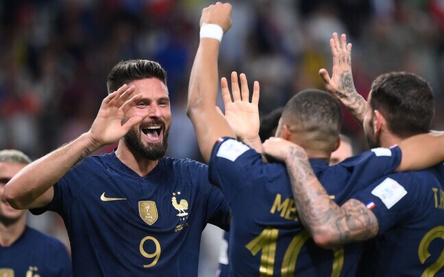 Olivier Giroud (vasakul)