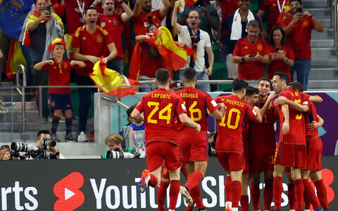 Сборная Испании празднует гол.