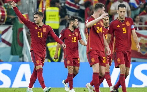 Ferran Torres ja Hispaania jalgpallikoondislased väravat tähistamas