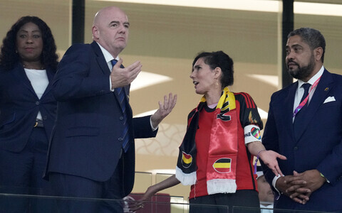 Belgia välisminister Hadja Lahbib vestlemas FIFA presidendi Gianni Infantinoga.