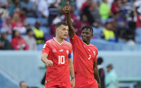 Брель Эмболо (справа) стал автором единственного гола в матче.