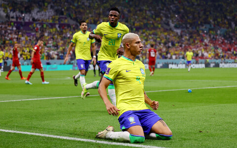 Ришарлисон празднует гол.