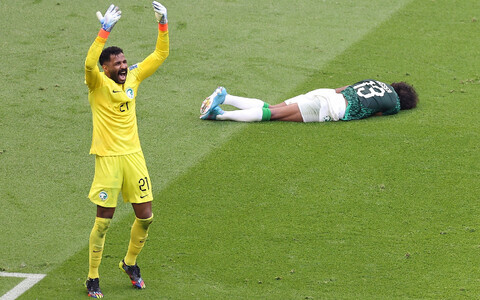 Yasser Alshahrani põrkas kokku oma meeskonna väravavahi Mohammed Alowaisiga