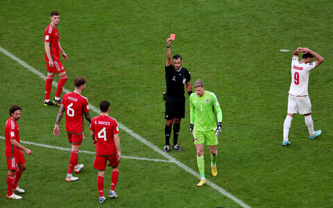 Удаление вратаря дорого обошлось сборной Уэльса.