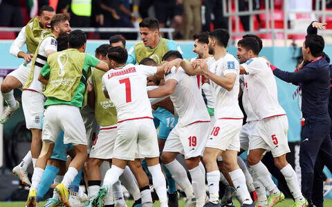 Iraani mängijad Walesile löödud väravat tähistamas