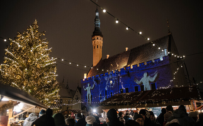 На Ратушной площади в Таллинне открыли рождественский рынок.