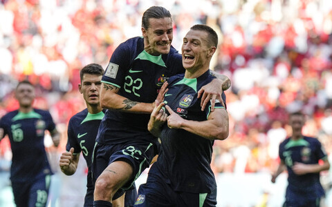 Сборная Австралии празднует гол.