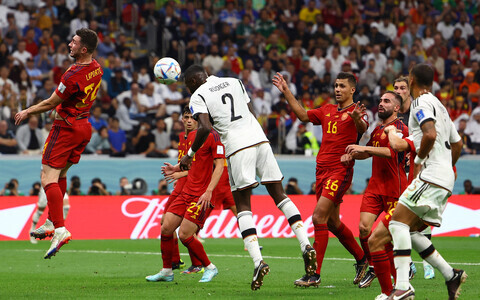 Футболисты сборных Испании и Германии.