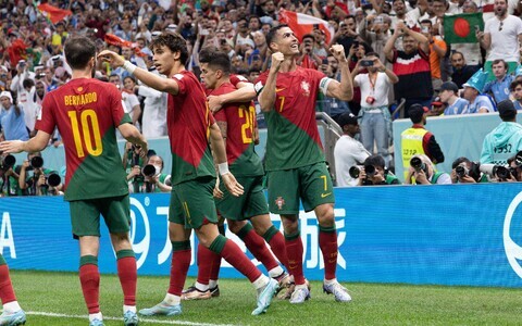 Сборная Португалии празднует успех.