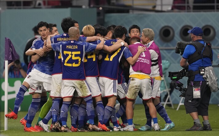 Сборная Японии празднует успех.