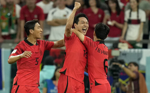 Сборная Южной Кореи празднует успех.