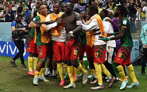 Сборная Камеруна празднует гол.