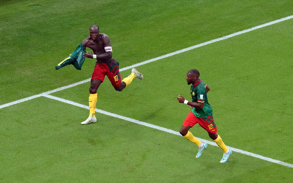 Vincent Aboubakar (vasakul)