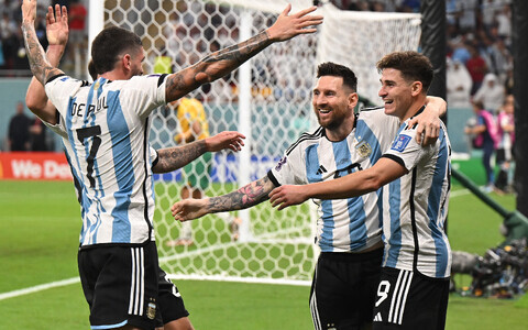 Сборная Аргентины празднует гол.