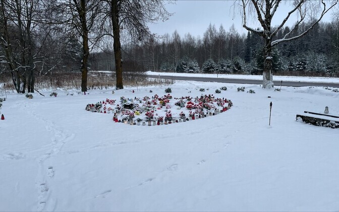 Cвечи на месте, где стоял нарвский танк-памятник.