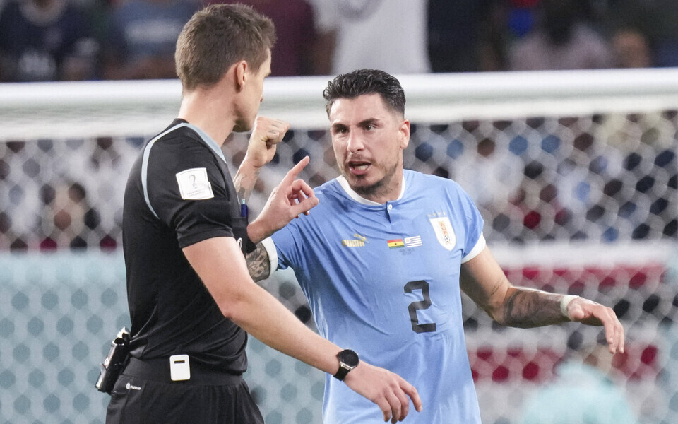 Daniel Siebert ja Jose Maria Gimenez