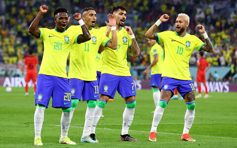 Бразильцы празднуют гол.