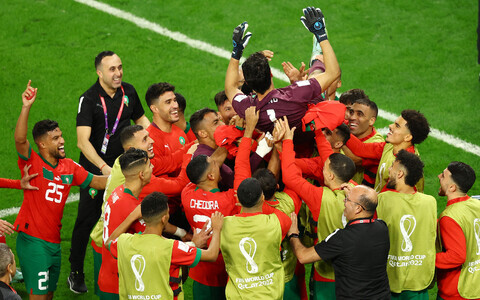 Сборная Марокко празднует победу.