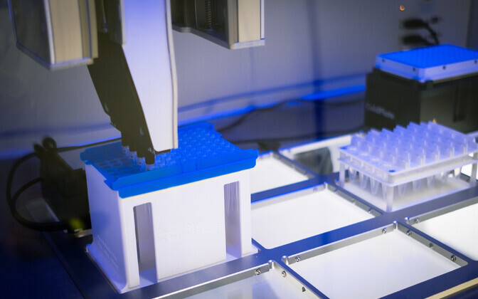 Koroonaproovist eraldatakse RNA, mis segatakse uhiuues robotis reaktsioonilahuse ja -seguga kokku.