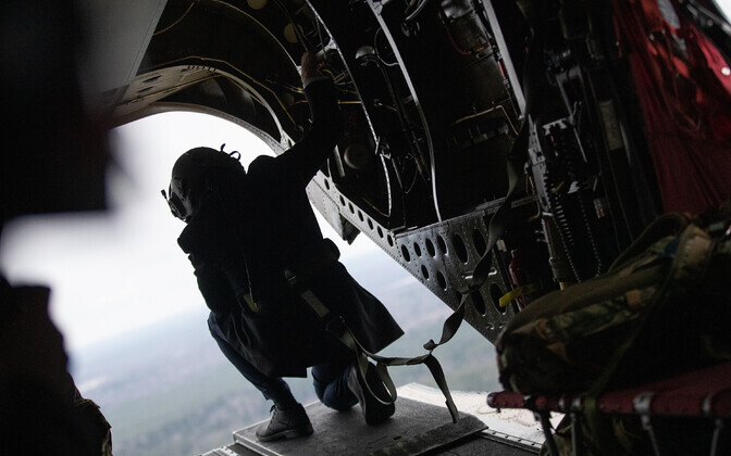 Briti õhuvägi esitles Ämaris Chinooki helikoptereid.