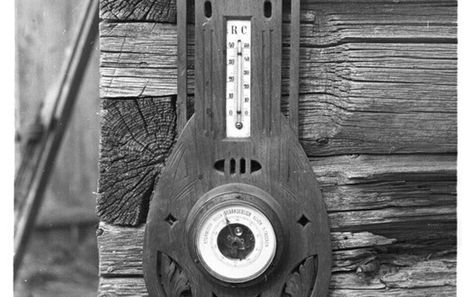 Lembit Odrese fotol on Palmse mõisast pärit termomeeter-baromeeter Kivikatku talus. 1975. aasta.