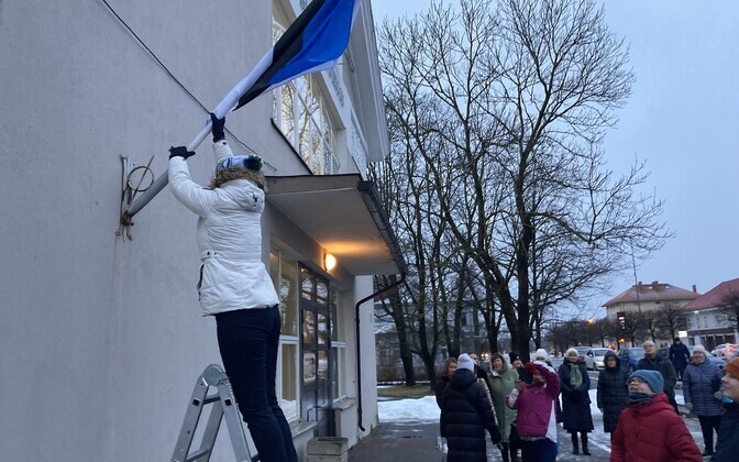 Eesti kirjanduse päeva lipuheiskamine Jõhvis.