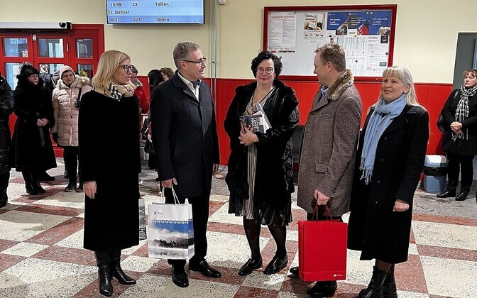 Narva raudteejaamas avati eesti kirjanduse päeva puhul reisiraamatukogu